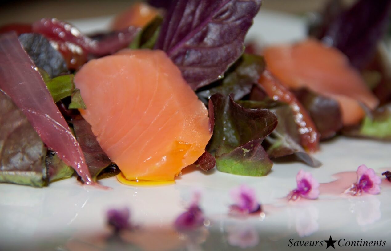 Salade surprenante : saumon fumé-basilic pourpre